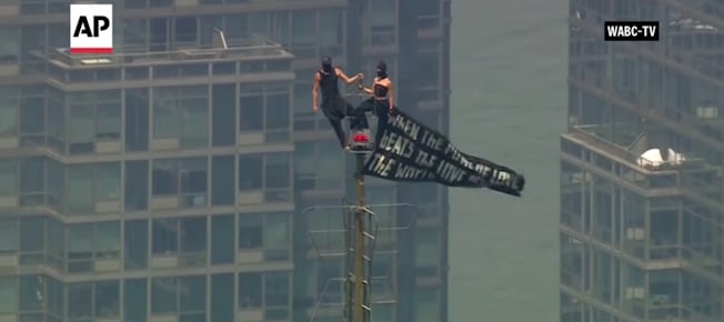 Batman Proposes to Catwoman during Empire State Building Climb Batman Proposes to Catwoman during Empire State Building Climb